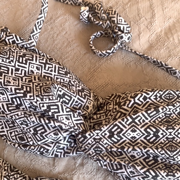 2/$30❤️- Black & white patterned bikini - Picture 3 of 5